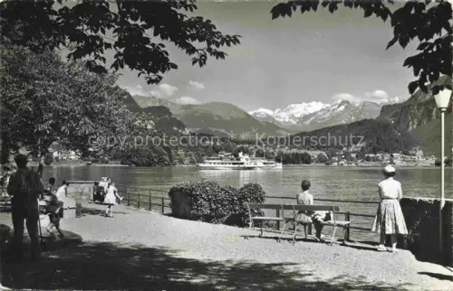 AK / Ansichtskarte Brienz Brienzersee BE Haslibergen Brienzersee Schiff Ufer Passanten Bank Berge Schneeberge Berner-Oberland