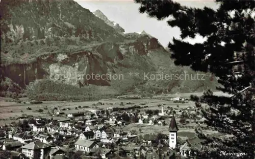 AK / Ansichtskarte Meiringen Oberhasli BE Kirchturm Stadtpanorama Berge Felsen Baeume Ortschaft Hasliberg