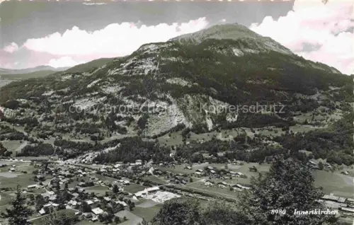 AK / Ansichtskarte Innertkirchen Jnnertkirchen Oberhasli BE Dorf Berg Wiesen Baeume Felsen Tal Ortschaft Panorama