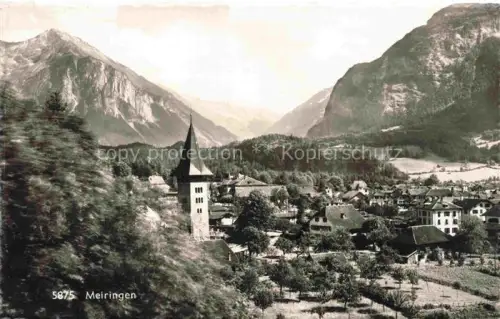 AK / Ansichtskarte Meiringen Oberhasli BE Kirchturm Ortschaft Berge Tal Baeume Felsen