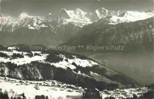 AK / Ansichtskarte Beatenberg Thunersee BE Schreckhorn Finsteraarhorn Eiger Moench Jungfrau Thunersee Winter Schnee Dorf
