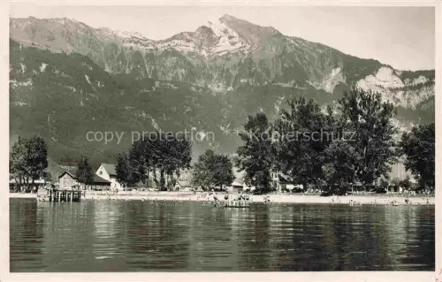 AK / Ansichtskarte Wallenstadt Walenstadt SG Strandbad Walensee Steg Badebesucher Berge Baeume Bootsanleger
