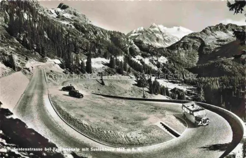 AK / Ansichtskarte Sustenstrasse Sustenstrasse Feldmoosalp Sustenhorn Kurve Reisebus Automobil Bergstrasse Tannenwald