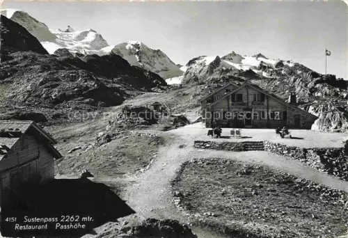 AK / Ansichtskarte Sustenpasshoehe 2262m BE Sustenpass Restaurant-Passhoehe Bergrestaurant Schweizer-Fahne Alpen Berglandschaft Motorrad