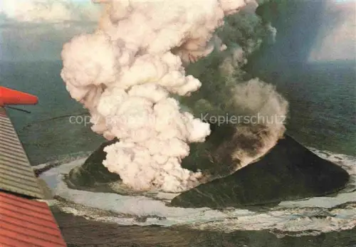AK / Ansichtskarte Surtsey Vestmannaeyjarinsel Iceland Vulkanausbruch Aschewolke Eruption Unterwasservulkan Insel Meer Fliegeraufnahme