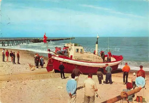 AK / Ansichtskarte Vorupor Thisted DK Redningsbaad Rettungsboot Strand Nordsee Zuschauer Pier Flagge Fischer