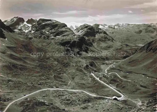 AK / Ansichtskarte Julierpasshoehe 2284m GR Julier-Passhoehe Berghaus Passstrasse Serpentinen Hochgebirge Bergweiden