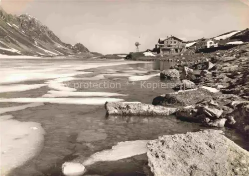 AK / Ansichtskarte Flueela-Hospitz 2389m Flueelapass GR Flueela-Passhoehe Schottensee Hospiz Windmuehle Eis Berghotel Schnee