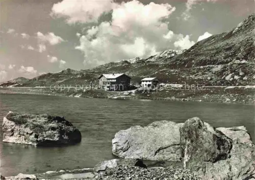 AK / Ansichtskarte Flueela-Hospitz 2389m Flueelapass GR Flueela-Passhoehe Schottensee Hospiz Berghotel See Felsen Hochgebirge