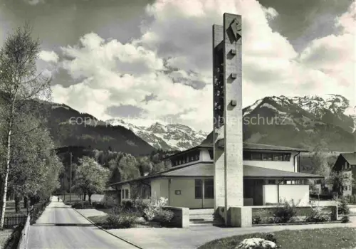 AK / Ansichtskarte Sarnen Obwalden OW Evang-Ref-Kirche Sarnen Kirchturm Berglandschaft Strasse Birken