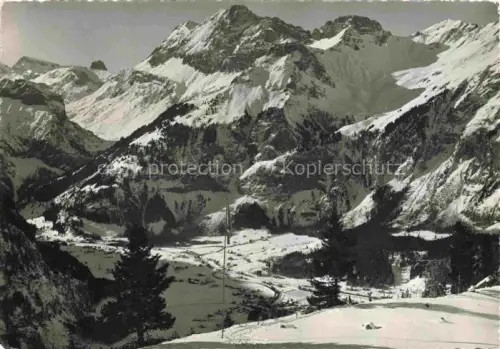 AK / Ansichtskarte Kandersteg BE Lohner Kandersteg Winterlandschaft Schnee Bergtal Dorf Nadelwald