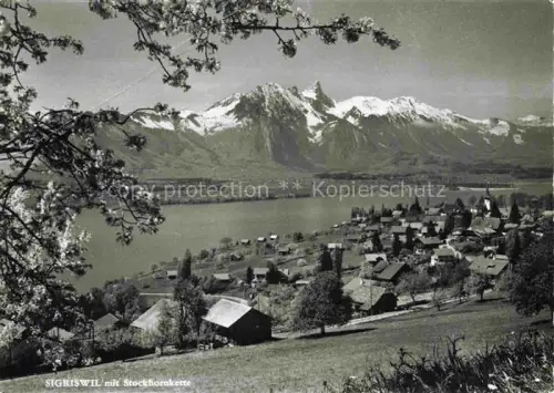 AK / Ansichtskarte Sigriswil BE Stockhornkette Thunersee Dorf Kirche Berge Alpen Obstbaeume