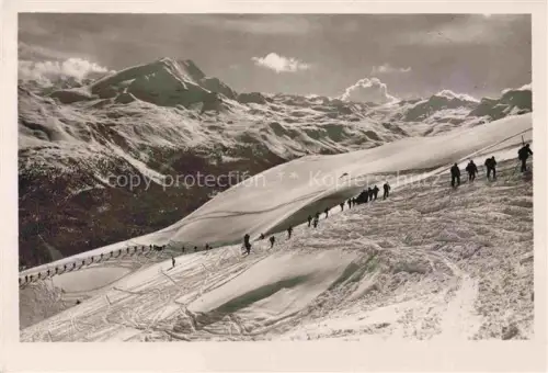 AK / Ansichtskarte Corviglia St Moritz GR Skifahrer Aufstieg Schnee Gebirge Winterlandschaft Skigebiet Engadin Bergpanorama