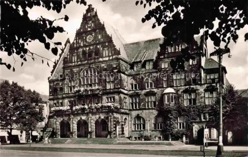 AK / Ansichtskarte BIELEFELD  NRW Rathaus Neogotik Fassade Giebel Treppe Blumen Baeume Platz