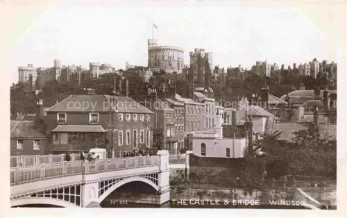 AK / Ansichtskarte Windsor Berkshire Windsor-Castle Bruecke Stadtansicht Turm Fahne Haeuser
