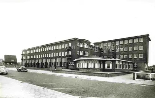 AK / Ansichtskarte EGMOND  AAN ZEE Bergen ALKMAAR Noord-Holland NL Troelstra-Oord Gebaeude Fassade Backsteinbau Strasse Autos