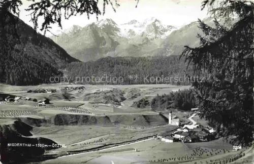 AK / Ansichtskarte Niederthai Umhausen oetztal Tirol AT oetztal Hochplateau Kirche Alpen Bergdorf Wiesen Wald Berge