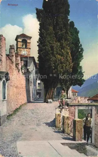 AK / Ansichtskarte Brissago Lago Maggiore TI Kirchturm Uhr Gasse Zypresse Dorfszene Maenner Handkoloriert