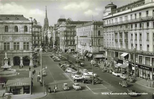 AK / Ansichtskarte WIEN AT Kaerntnerstrasse Stephansdom Strassenszene Autos Passanten Springbrunnen