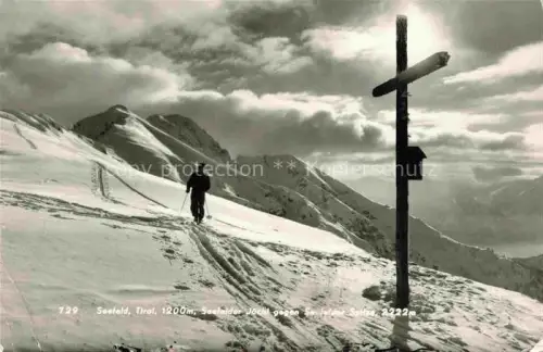 AK / Ansichtskarte SEEFELD Tirol AT Seefelder-Joechl Seefelder-Spitze Skifahrer Gipfelkreuz Winter Schnee Berge Wolken