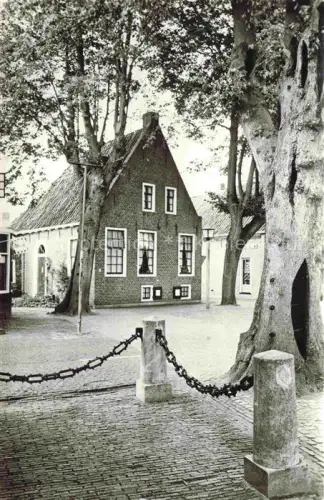 AK / Ansichtskarte Bourtange Westerwolde NL Marktplein Comadeur-Logement Backsteingasse Pflasterplatz Poller Kette Baeume