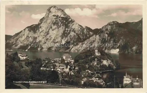 AK / Ansichtskarte Traunkirchen Traunseee Oberoesterreich AT Traunsee Traunstein Berg See Ortschaft Kirche Salzkammergut Panorama Halbinsel