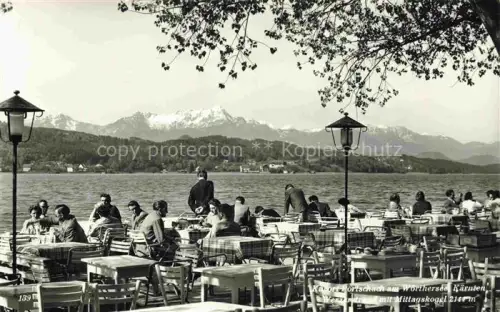 AK / Ansichtskarte Poertschach Woerthersee Kaernten AT Woerthersee See Seeterrasse Restaurant Gaeste Mittagskogel Berge Alpen