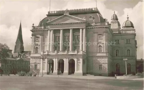 AK / Ansichtskarte SCHWERIN  Mecklenburg Staatstheater Saeulenportikus Neoklassizismus Kirchturm Platz Freitreppe Saeulen