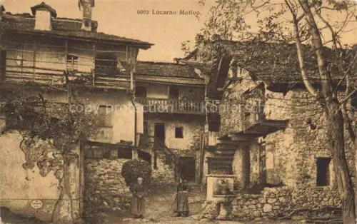 AK / Ansichtskarte LOCARNO Lago Maggiore TI Motivo Altstadt Natursteinmauern Brunnen Frauen Holzbalkon Gasse