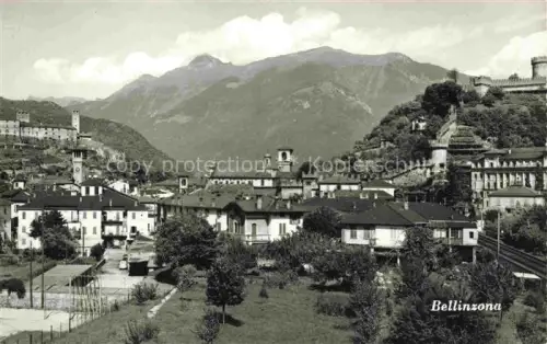 AK / Ansichtskarte BELLINZONA TI Stadtpanorama Burgen Tuerme Altstadt Bergkulisse Tennisplatz Eisenbahn