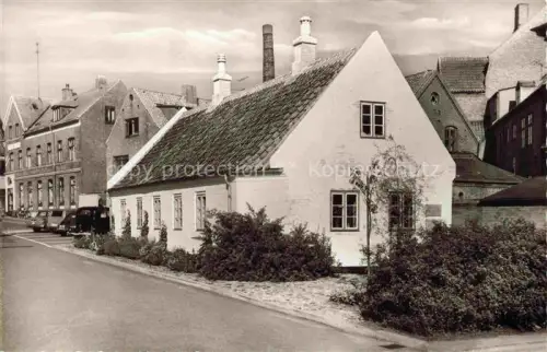AK / Ansichtskarte Thisted Vestsjalland DK I-P-Jacobsens-Fødehjem Wohnhaus Strasse Kopfsteinpflaster Schornsteine Autos
