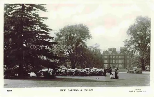 AK / Ansichtskarte Kew London Kew-Gardens Kew-Palace Park Baeume Rasen Besucher Palast