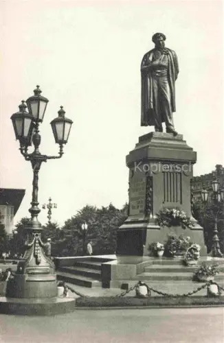 AK / Ansichtskarte Moskau Moscou MOSCOW RU Puschkin-Denkmal Monument Statue Sockel Laterne Blumen Platz