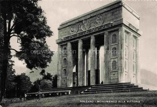 AK / Ansichtskarte BOLZANO Bozen Suedtirol IT Monumento-alla-Vittoria Siegesdenkmal Saeulen Triumphbogen Relief Park Baeume Berge