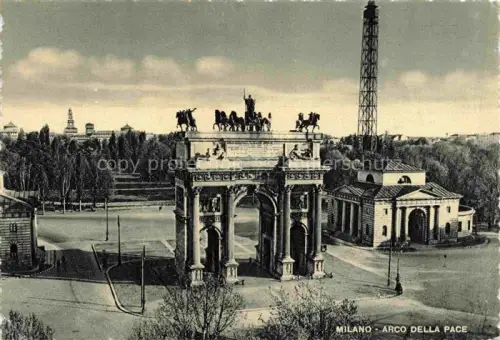 AK / Ansichtskarte MILANO Mailand IT Arco-della-Pace Friedensbogen Triumphbogen Quadriga Pferde Park Baeume Turm