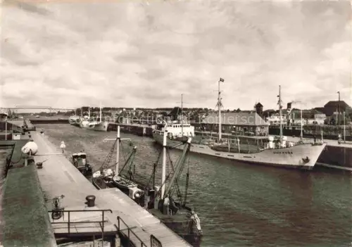 AK / Ansichtskarte KIEL  CITY Nord-Ostsee-Kanal Prinz-Heinrich-Bruecke Schleuse Frachtschiff Fischerboote Hafen Kai