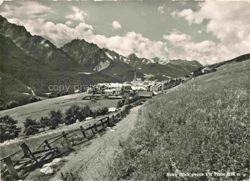 AK / Ansichtskarte Sent Engadin GR Piz-Pisoc Bergdorf Alpenpanorama Kirche Wiesen Weg Zaun
