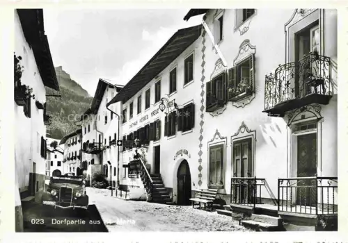 AK / Ansichtskarte Santa Maria GR Val Muestair Dorfstrasse Gasthaus-Weisses-Kreuz Engadinerhaus Sgraffito Auto Dorfkern
