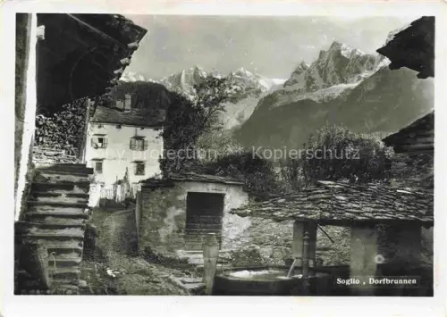 AK / Ansichtskarte Soglio Maloja GR Dorfbrunnen Bergell Bergdorf Steinhaus Treppe Alpenpanorama