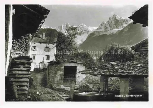 AK / Ansichtskarte Soglio Maloja GR Dorfbrunnen Bergell Bergdorf Steinhaus Treppe Alpenpanorama