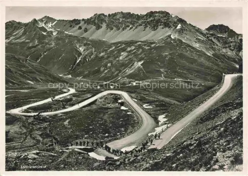 AK / Ansichtskarte Stilfserjoch 2750m Passo dello Stelvio IT Stelviostrasse Passstrasse Bergstrasse Serpentinen Hochgebirge Wanderer Militaer Berge
