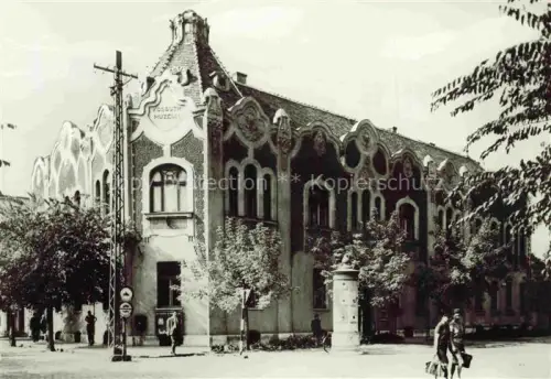 AK / Ansichtskarte Cegled Cegledroel HU Kossuth-Muzeum Jugendstil Fassade Museum Passanten