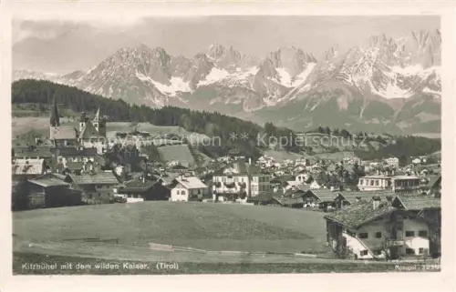 AK / Ansichtskarte Kitzbuehel Tirol AT Stadtansicht Kirche Wilder-Kaiser Berge Alpen Wald Wiesen