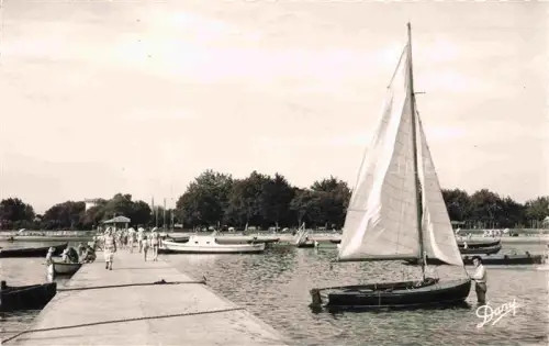 AK / Ansichtskarte Ares Arcachon 33 Gironde Jetée Plage Segelboot Hafen Badegaeste Baeume Steg