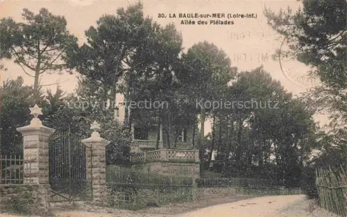 AK / Ansichtskarte LA-BAULE-SUR-MER La-Baule-les-Pins 44 Allée-des-Pléiades Villa Eingangstor Kiefern Park Auffahrt Rue-Marceau