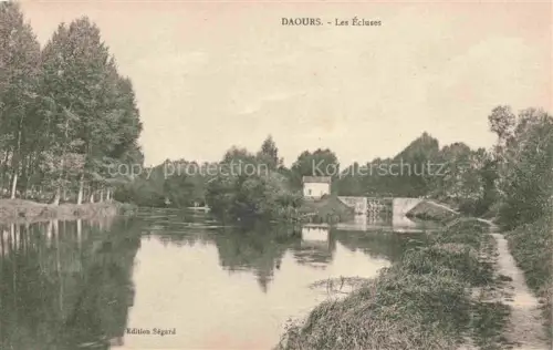 AK / Ansichtskarte Daours AMIENS 80 Somme Les-Écluses Fluss Schleuse Pappeln Schleusenwaerterhaus Kanal Baeume Spiegelung