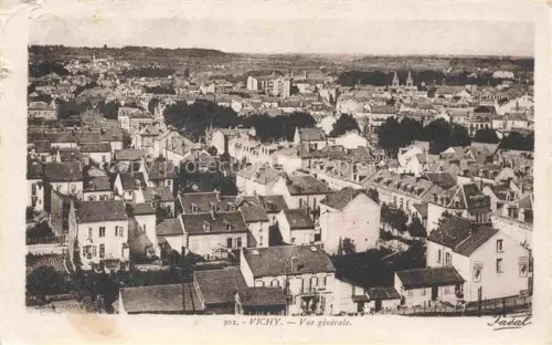 AK / Ansichtskarte VICHY 03 Allier Stadtansicht Daecher Kirchtuerme Gaerten Wohnhaeuser Huegel