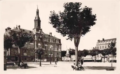 AK / Ansichtskarte ROANNE 42 Loire Place-de-l Hôtel-de-Ville Rathaus Kirchturm Platz Denkmal Baeume Passanten