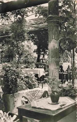 AK / Ansichtskarte Saint Tropez Var Auberge-des-Maures Restaurant Terrasse Weinreben Pergola Pflanzen Tisch
