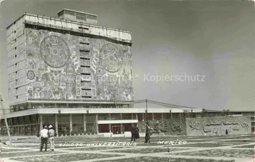 AK / Ansichtskarte Ciudad de Mexico Ciudad-Universitaria Bibliothek Mosaik-Wandgemaelde Universitaetsgebaeude Passanten S/W-Fotokarte